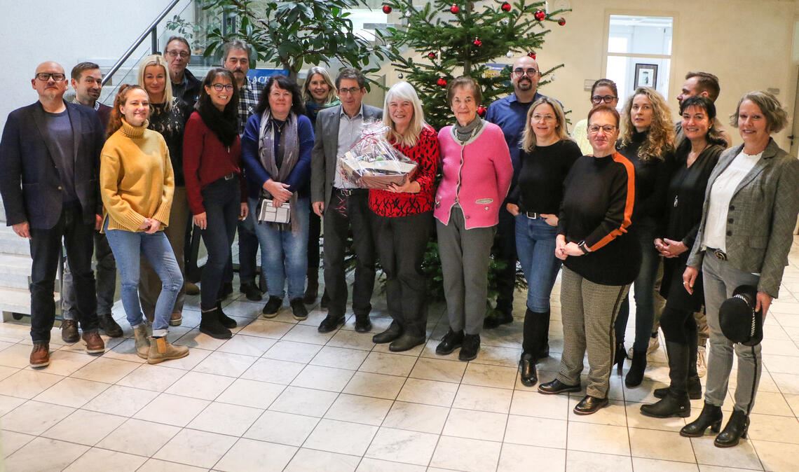 Ein Gruppenfoto zum Abschied: Martha Jung (MItte; mit Geschenkkorb) geht in den Ruhestand. Foto: Deeg