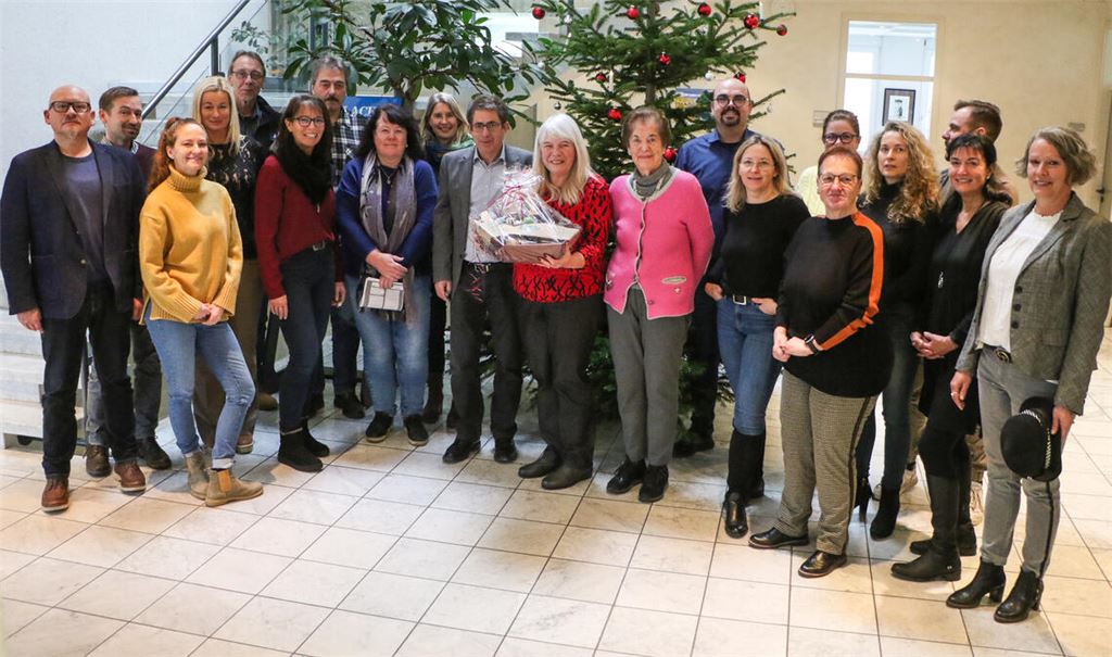 Ein Gruppenfoto zum Abschied: Martha Jung (MItte; mit Geschenkkorb) geht in den Ruhestand. Foto: Deeg