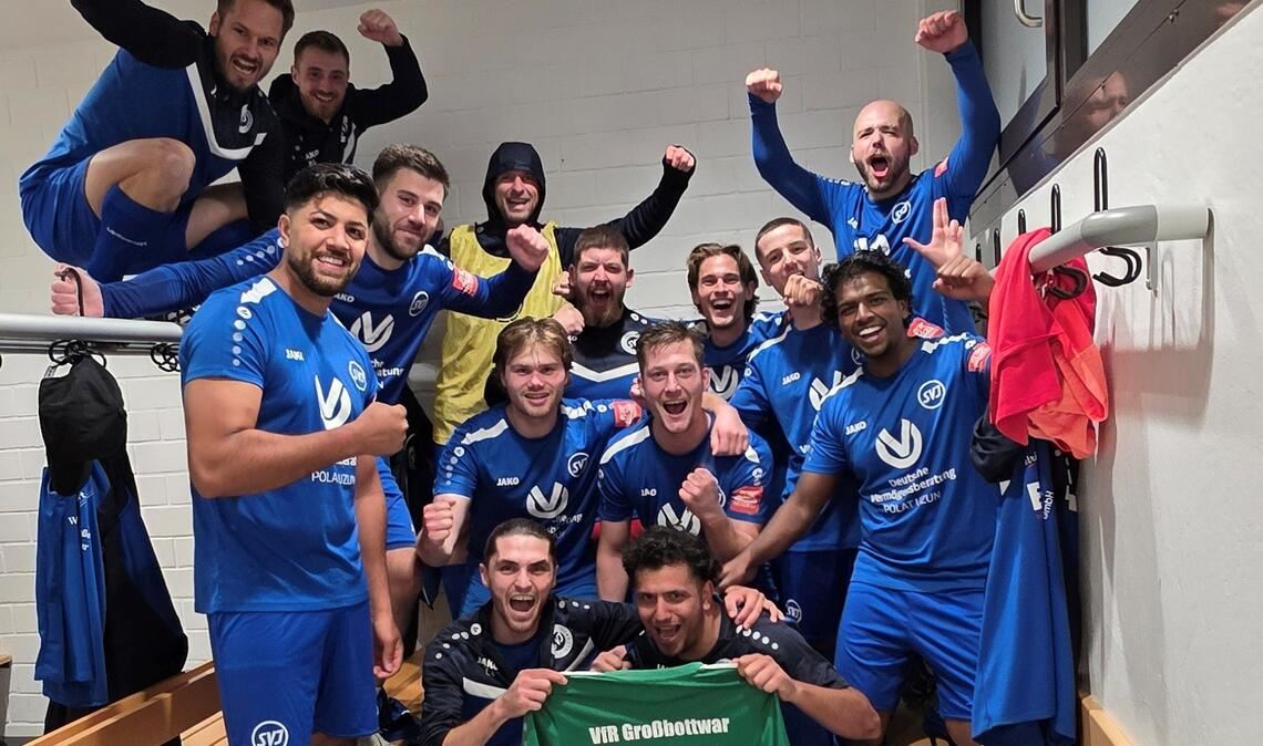 Ein Gruß an den Mannschaftskameraden im Krankenhaus: Die Illinger Spieler mit dem Trikot, das der VfR Großbottwar überreicht hat, Foto: privat
