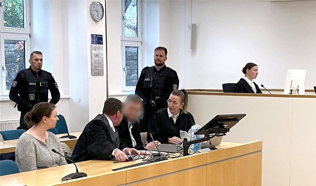 Ein Gymnasiallehrer steht wegen sexuellen Missbrauchs einer Schülerin vor dem Landgericht Erfurt.