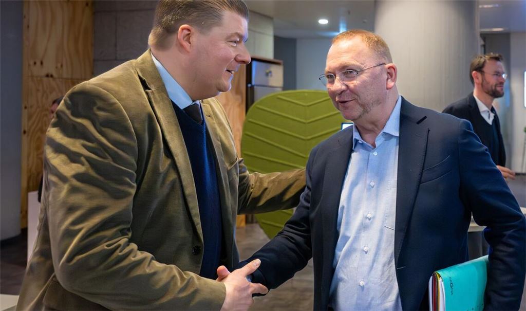 Ein Handschlag zur Begrüßung – noch keine Einigung: die Verhandlungsführer Andreas Dressel (TdL, links) und Frank Werneke (Verdi) in Potsdam.