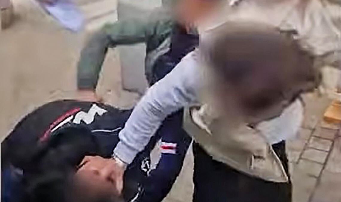 Ein Handyvideo von der Auseinandersetzung an der Bushaltestelle am Waisenhausplatz kursiert im Internet. Screenshot: Schüller/Privates Video