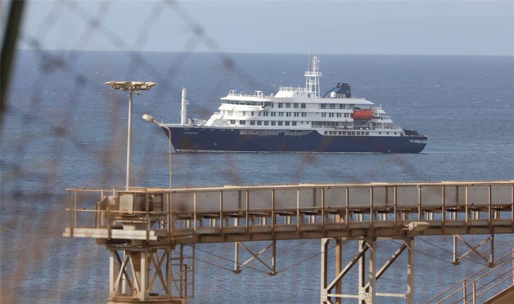 Ein Hantavirus-Ausbruch auf einem Kreuzfahrtschiff fordert Todesopfer und Verdachtsfälle. Wie wird mit den infizierten Passagieren umgegangen, und welche Maßnahmen ergreifen die Behörden?
