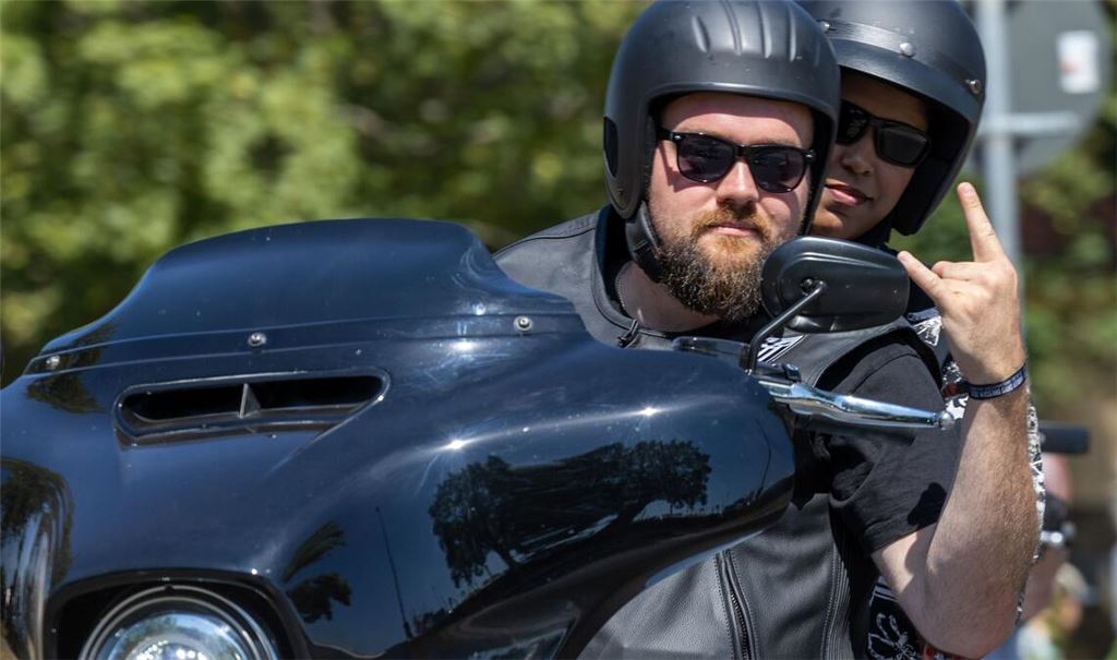 Ein Harley-Davidson-Fahrer grüßt während der Dresdner Harley Days einen anderen Harley-Biker (Archivbild).