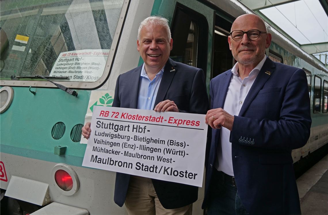 Ein Hauch Vergangenheit weht mit dem Original-Schild am Hauptbahnhof Stuttgart, als Verkehrsminister Winfried Hermann (re.) und Matthias Lieb vom Verkehrsclub Deutschland (VCD) die Jubiläumsfahrt antreten. Fotos: Friedrich