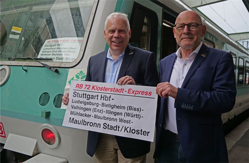 Ein Hauch Vergangenheit weht mit dem Original-Schild am Hauptbahnhof Stuttgart, als Verkehrsminister Winfried Hermann (re.) und Matthias Lieb vom Verkehrsclub Deutschland (VCD) die Jubiläumsfahrt antreten. Fotos: Friedrich