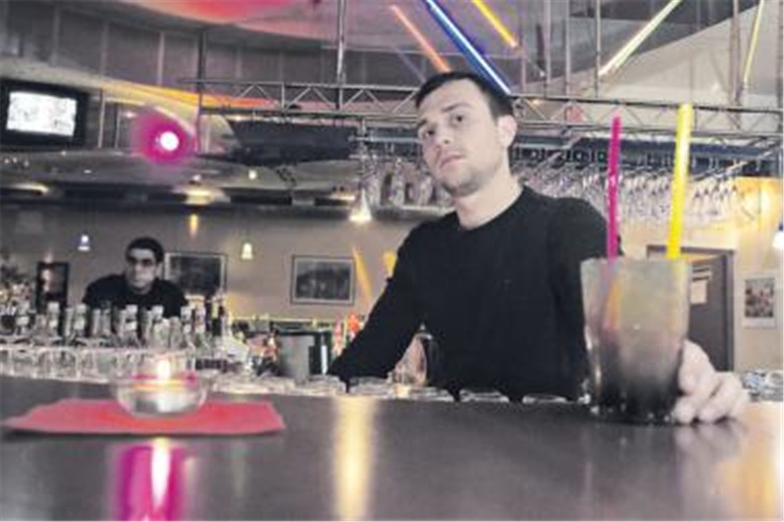 Ein Hauch von Wehmut: Am Freitag nächster Woche wird Barkeeper Lukas Wieczorek im Bistro-Restaurant Averna seinen letzten Drink ausschenken. 
Foto: Fotomoment