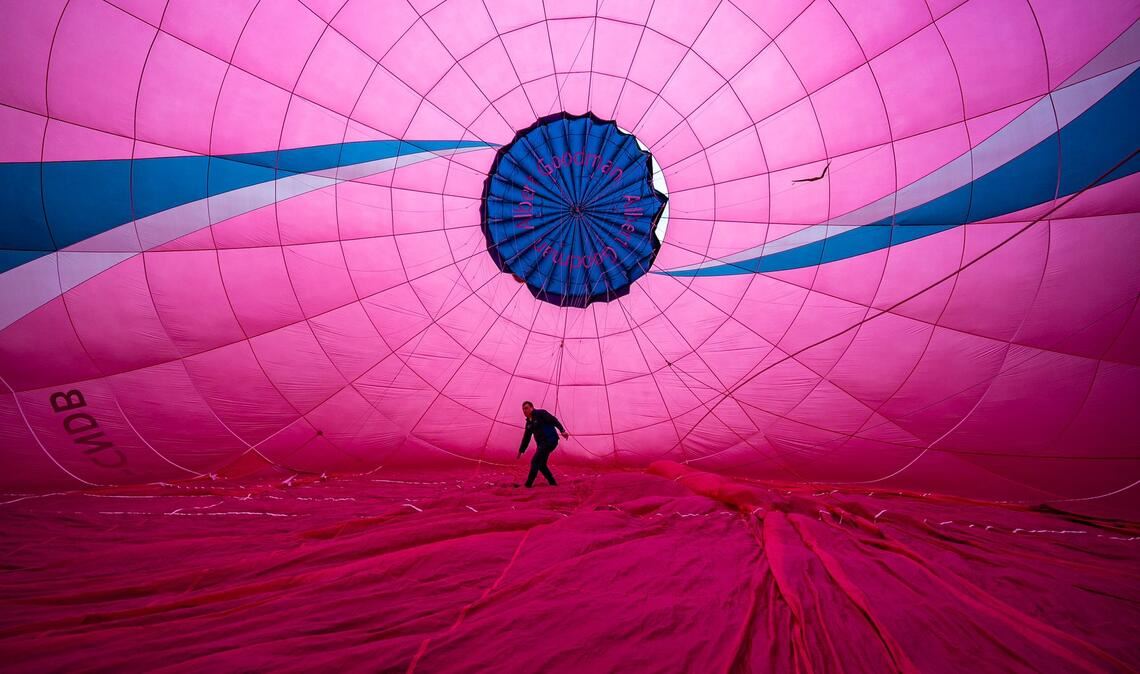 Ein Heißluftballonpilot prüft die Innenverankerung der Ballonhülle. Die jährliche Bristol Balloon Fiesta ist für den 7. bis 9. August geplant.