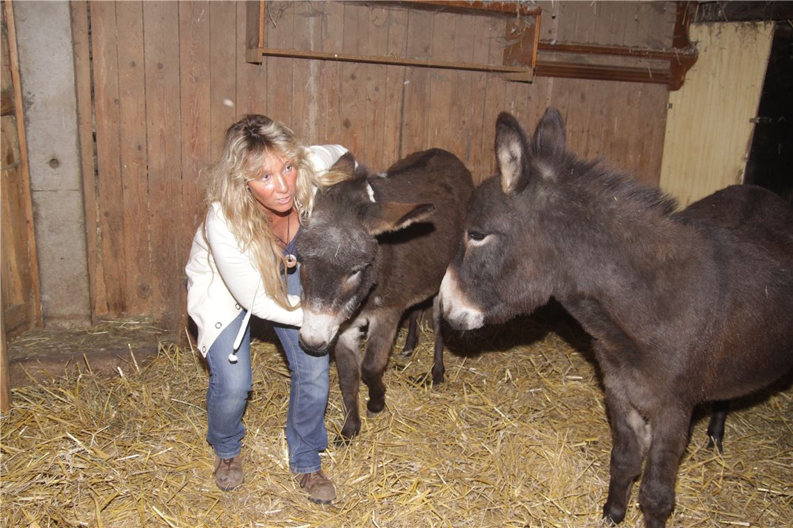 Ein Herz für Tiere: Seit 14 Jahren bietet Felicia Ruhland geschundenen oder alten Tieren ein Obdach. Doch Ende des Jahres läuft der Pachtvetrag in Illingen aus – es droht die Obdachlosigkeit.  Foto: Franz