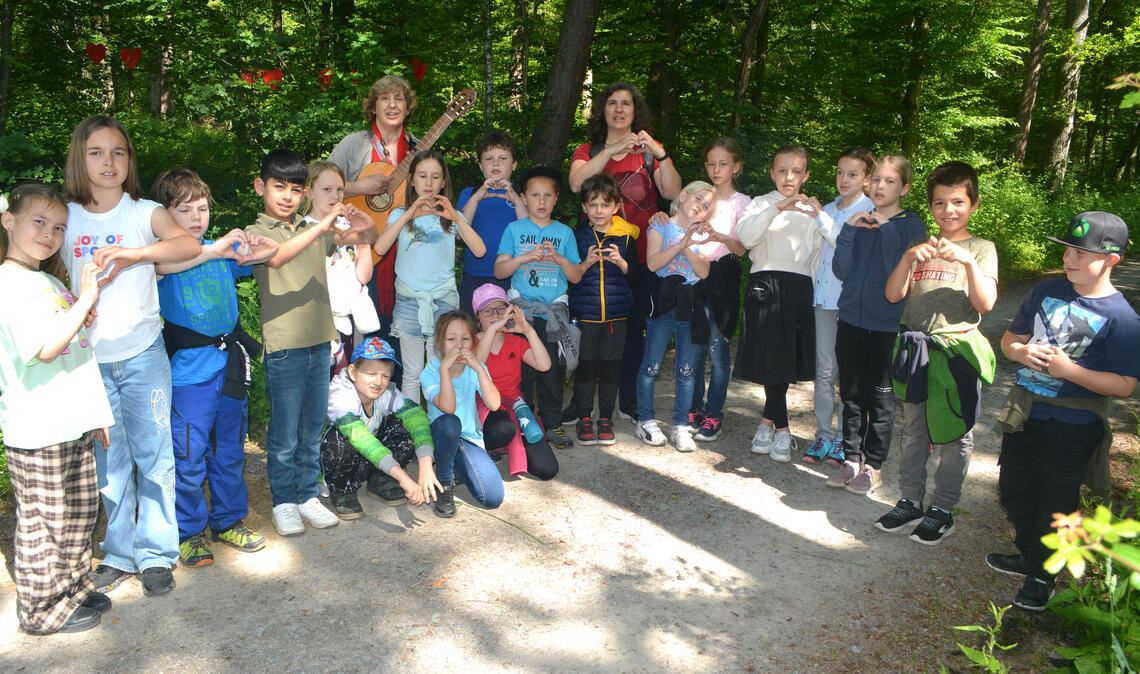 Ein „Herzlesweg“ wurde anlässlich des 1000-Jahr-Jubiläums in Schützingen gestaltet. Beteiligt sind unter anderem die Kinder der Grundschule mit ihren Lehrerinnen. Fotos: Stahlfeld