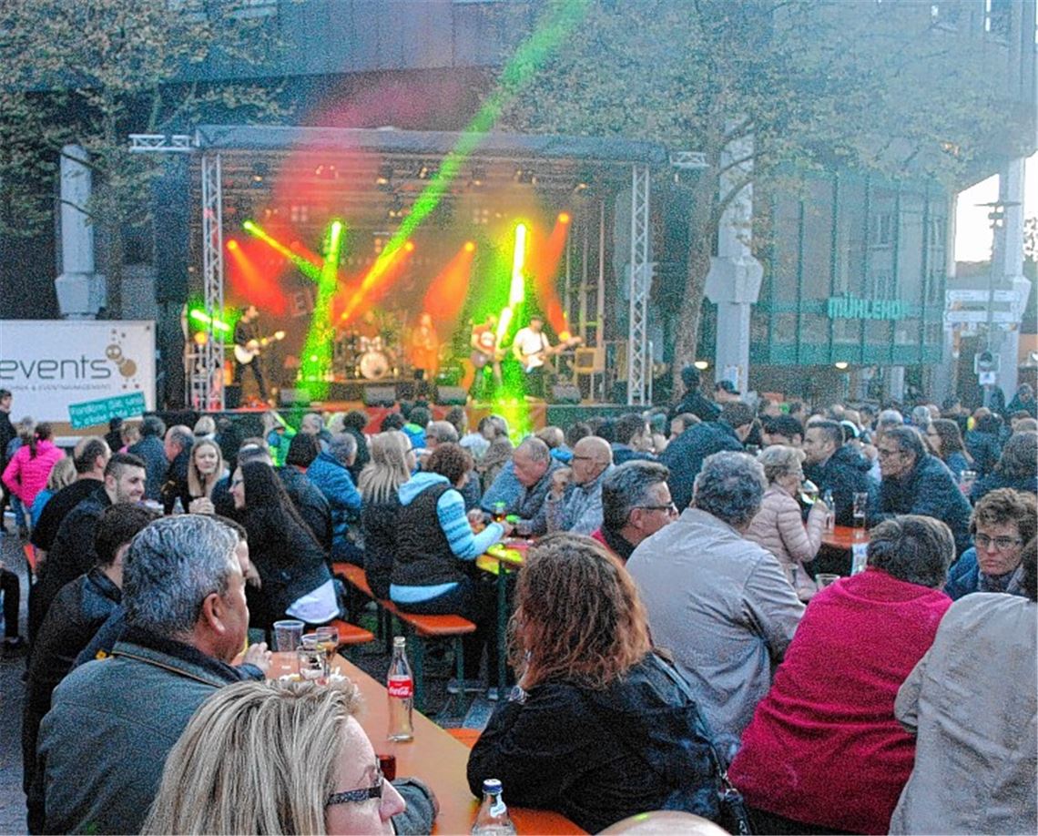 ... und großem Bühnenprogramm