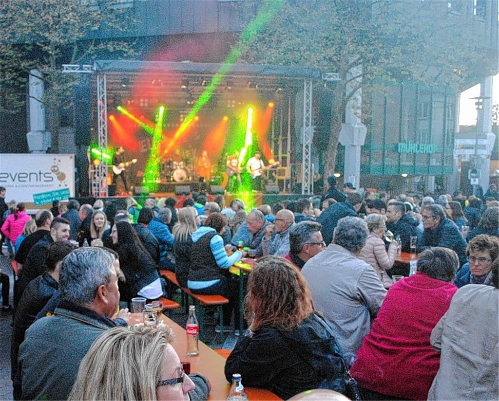 ... und großem Bühnenprogramm