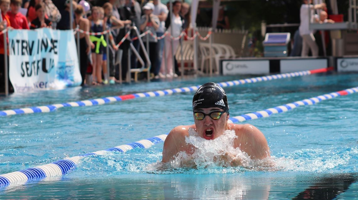 Ein Highlight im Vereinskalender: Der Sendercup, hier ein Bild aus dem vergangenen Jahr von Lokalmatador Mike Link, bietet sportliche Hochleistungen im Freibad. MT-Archiv, privat