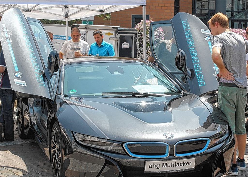 Ein Hingucker, aber kein reines Elektroauto – vielmehr hat der BMW i8 mit einer Leistung von 362 PS ein Hybrid-System unter der Haube und eine Karosserie aus Carbonfaser-Kunststoff.