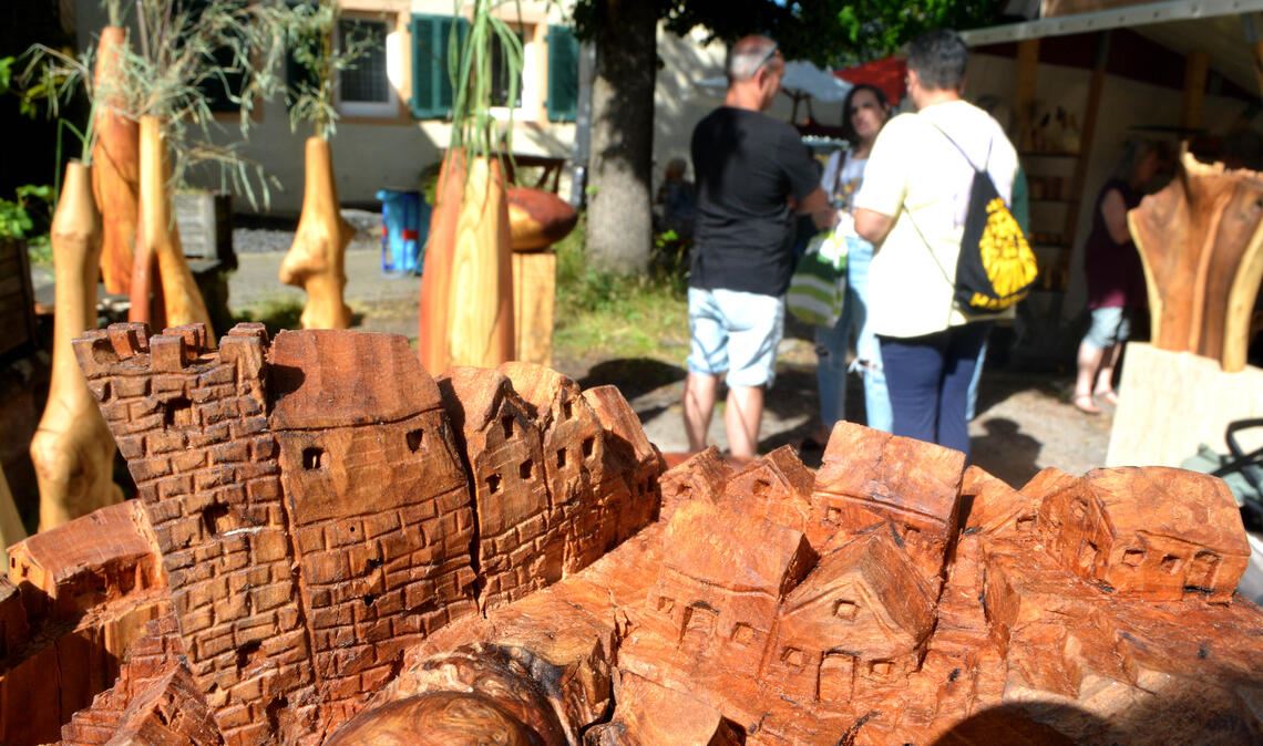 Ein Hingucker: das alte, aus Holz geschnitzte italienische Bergdorf aus dem Atelier von Schnitzer Michael Pfaff aus dem Schwarzwaldstädtchen Schramberg. Fotos: Stahlfeld