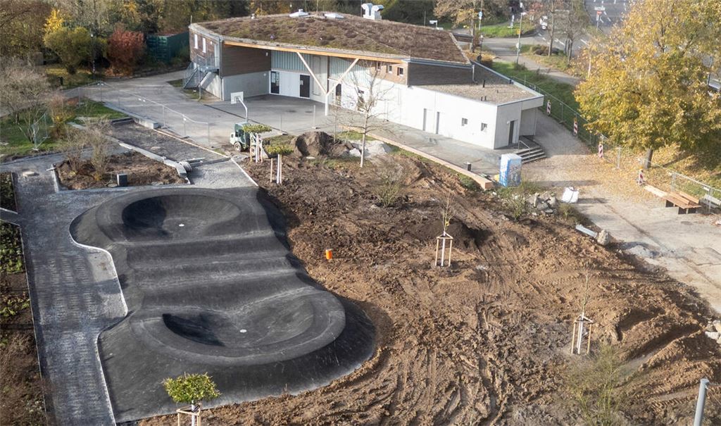 Ein Hingucker, der fast abgeschlossen ist und auch gefördert wird: der neue kleine Pumptrack für Kinder in den Enzgärten. Foto: Fotomoment