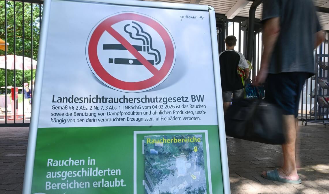 Ein Hinweisschild informiert vor einem Stuttgarter Freibad über das Inkrafttreten des neuen Nichtraucherschutzgesetzes.