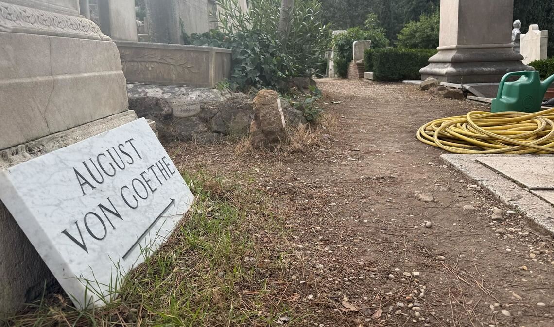 Ein Hinweisschild - mit dem Vornamen - zeigt nun den Weg zum Grab von Goethes Sohn.