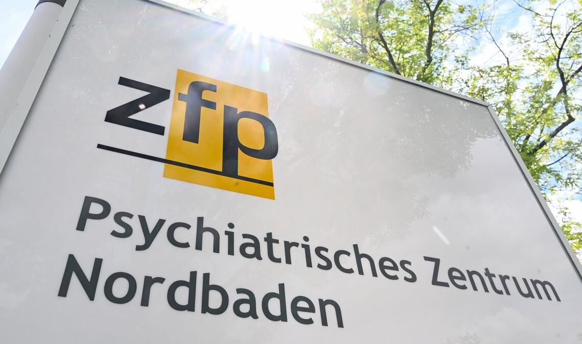 Ein Hinweisschild mit der Aufschrift «zfp - Psychiatrisches Zentrum Nordbaden» steht am Eingang zum Gelände des Krankenhauses.
