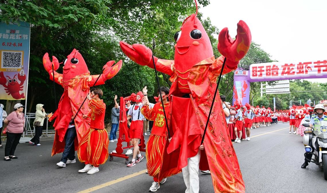 Ein Hoch auf den Flusskrebs. In der chinesischen Stadt Xuyi, wo die Tiere millionenfach gezüchtet werden, wird das Krustentier gefeiert.