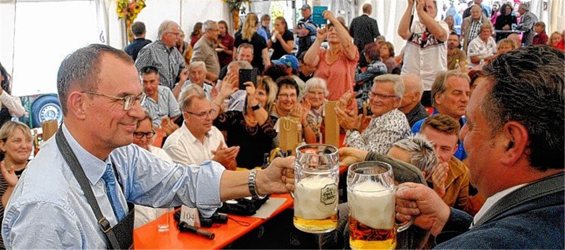 Festbesucher trotzen dem Wetter