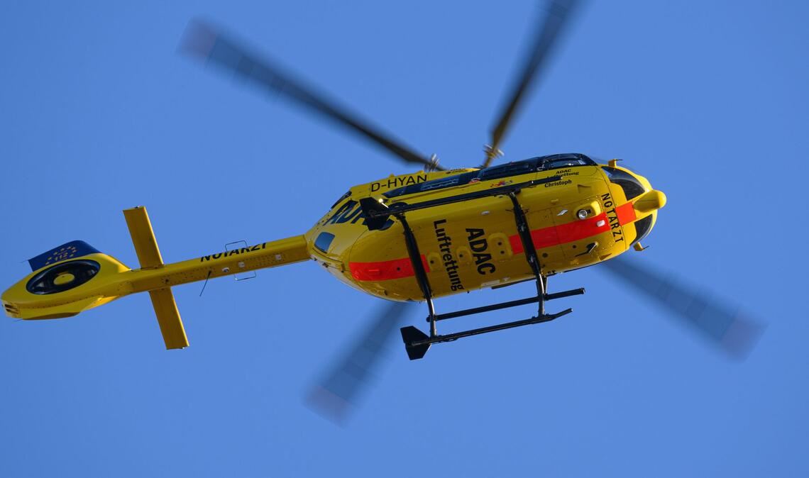 Ein Hubschrauber der ADAC Luftrettung fliegt am Himmel. (Archivbild)