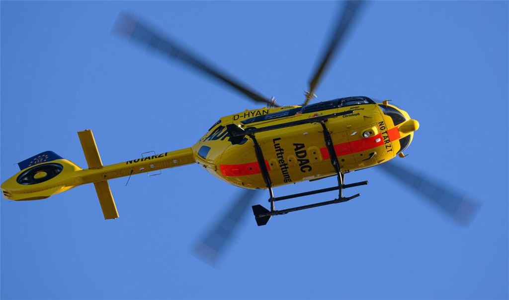 Ein Hubschrauber der ADAC Luftrettung fliegt am Himmel. (Archivbild)