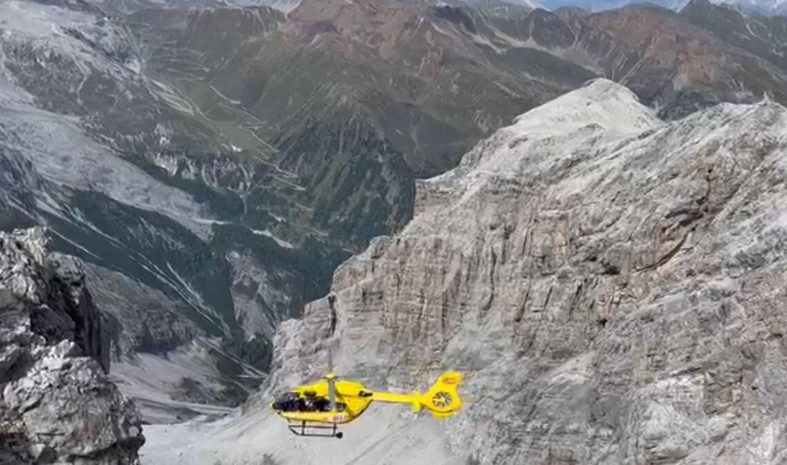 Ein Hubschrauber der Bergrettung fliegt über das Ortlergebirge (Archivbild).