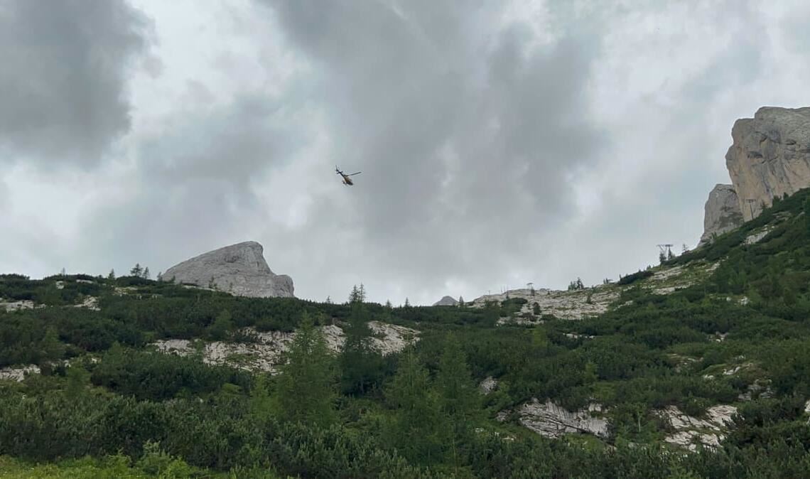 Ein Hubschrauber der Bergrettung fliegt über ein Gebiet in Südtirol. (Symbolfoto)