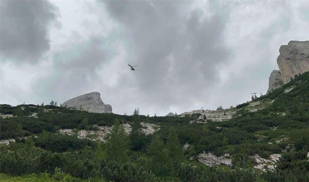 Ein Hubschrauber der Bergrettung fliegt über ein Gebiet in Südtirol. (Symbolfoto)