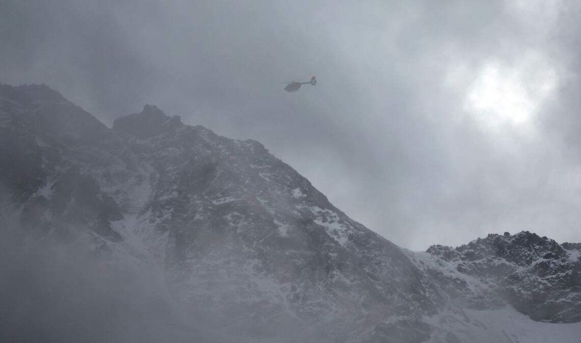 Ein Hubschrauber der Bergwacht auf dem Weg nach oben.