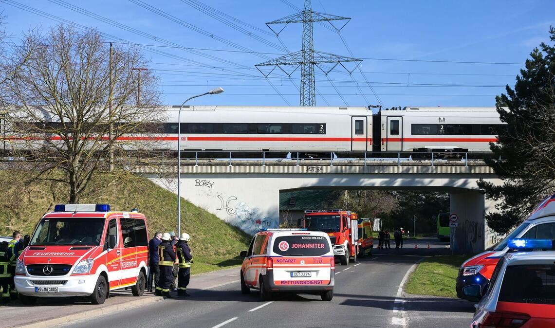 Ein ICE auf der Strecke Leipzig-Berlin ist in Zahna zum Stillstand gekommen, nachdem eine Oberleitung auf den Zug gefallen war.