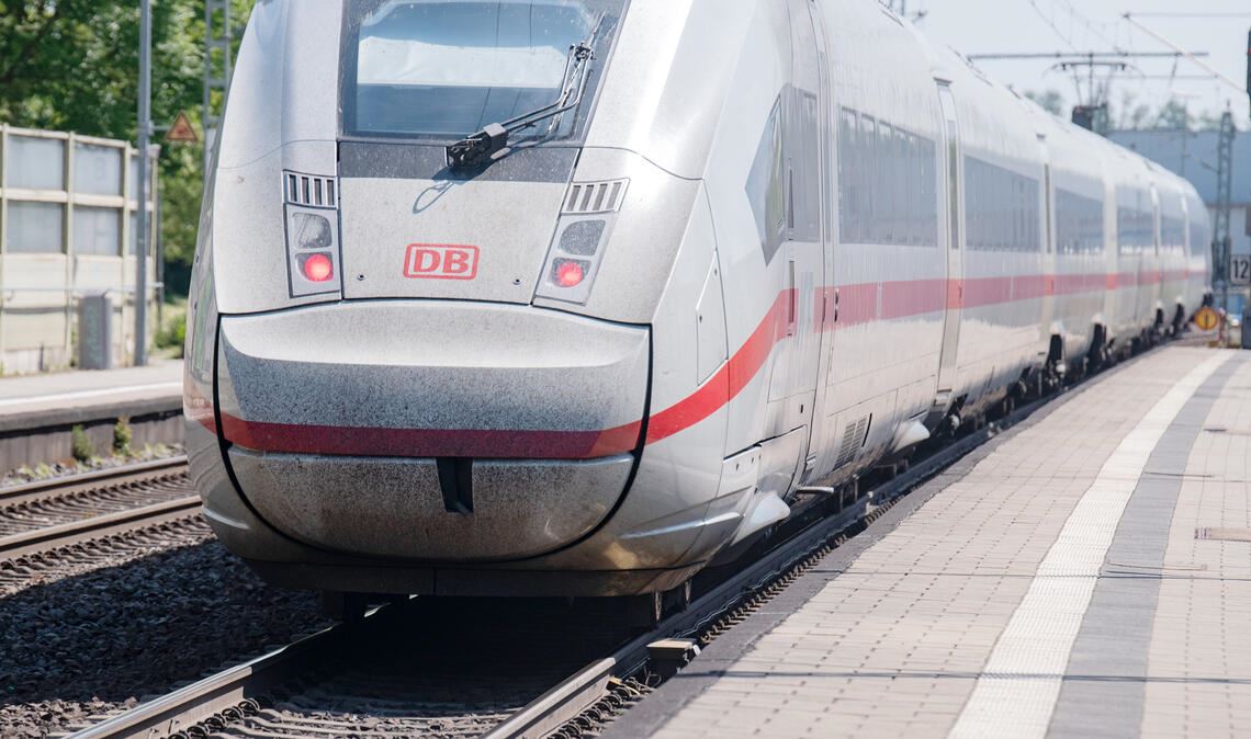 Ein ICE bei der Durchfahrt durch den Bahnhof Illingen. Foto: Fotomoment