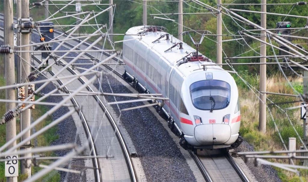 Ein ICE der Deutschen Bahn fährt auf der Strecke Göttingen - Hannover - Hamburg.