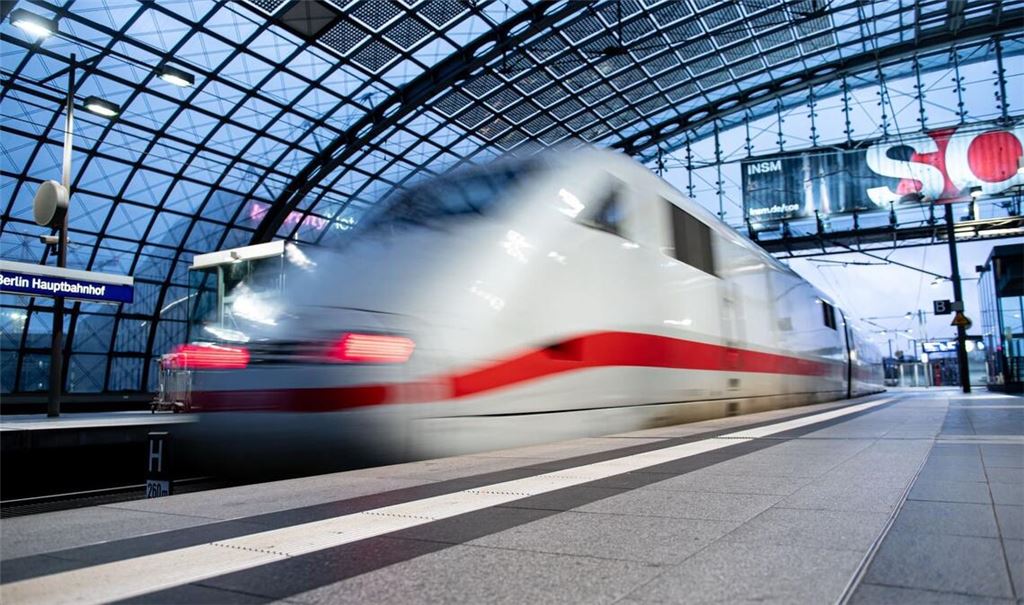 Ein ICE der Deutschen Bahn fährt aus dem Hauptbahnhof Berlin.  (zu dpa: «Deutsche Bahn bietet Familienticket dauerhaft an»)