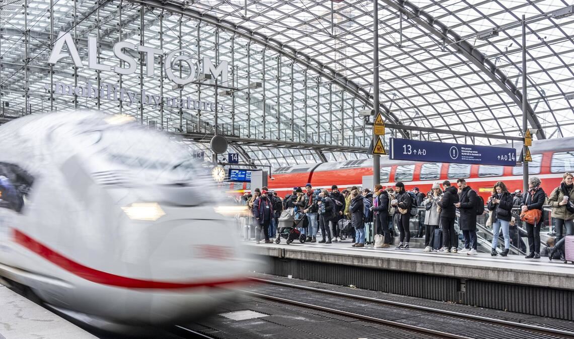 Ein ICE fährt in den Hauptbahnhof in Berlin ein. Ab Sommer 2028 soll es eine neue Direktverbindung von Berlin nach Oslo geben (Symbolfoto).