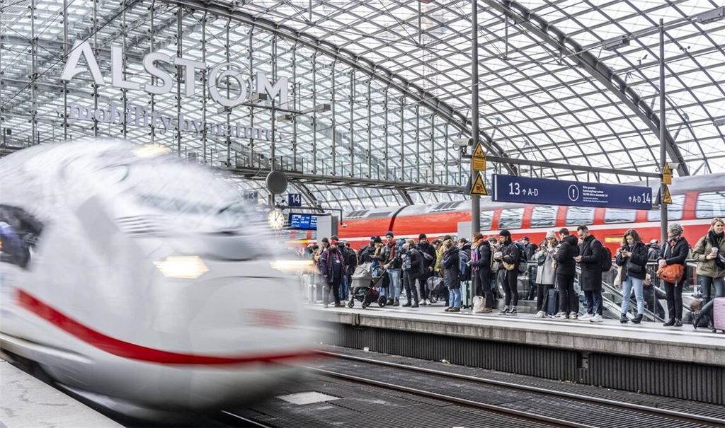 Ein ICE fährt in den Hauptbahnhof in Berlin ein. Ab Sommer 2028 soll es eine neue Direktverbindung von Berlin nach Oslo geben (Symbolfoto).