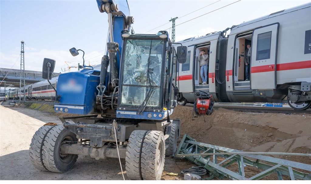 Ein ICE fuhr gegen einen Bagger.