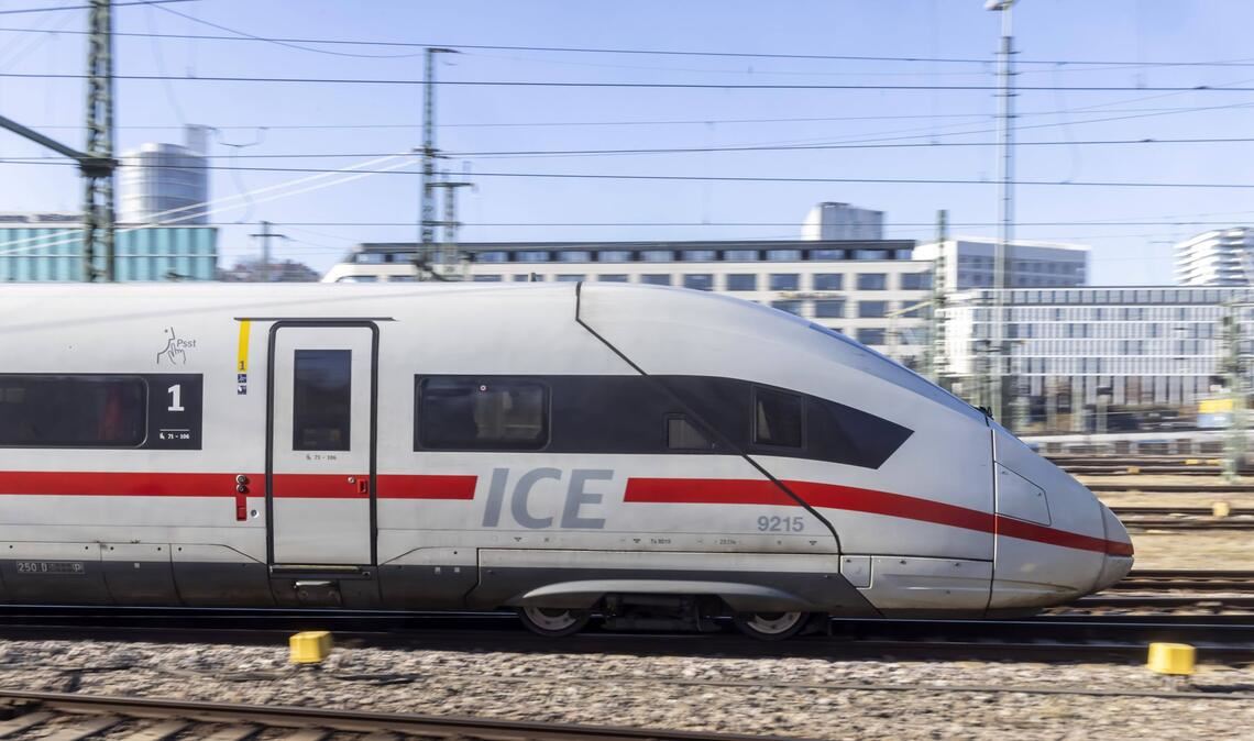 Ein ICE musste evakuiert werden (Symbolbild).