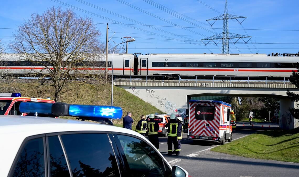 Ein ICE steckte wegen eines Oberleitungsschadens in Sachsen-Anhalt fest.