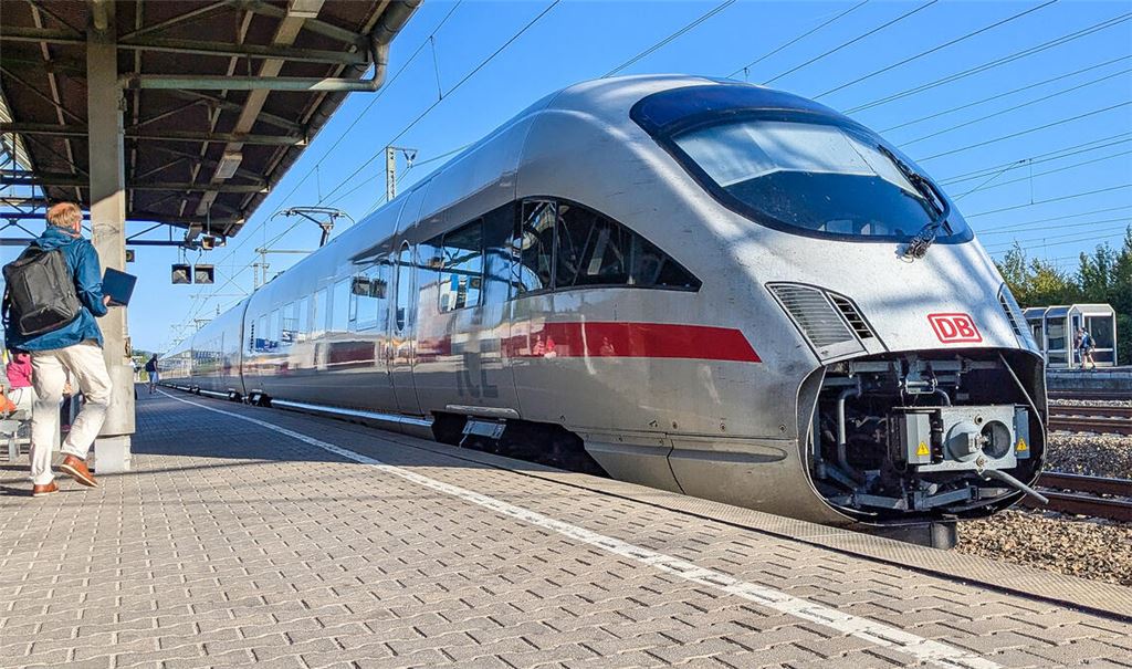 Ein ICE stoppt im Bahnhof Vaihingen/Enz: Zuletzt konnte der Hochgeschwindigkeitszug in fast 40 Prozent der Fälle seinen Fahrplan nicht einhalten. Foto: Steigleder