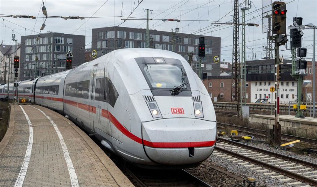 Ein ICE wurde im Ulmer Hauptbahnhof evakuiert (Symbolbild).