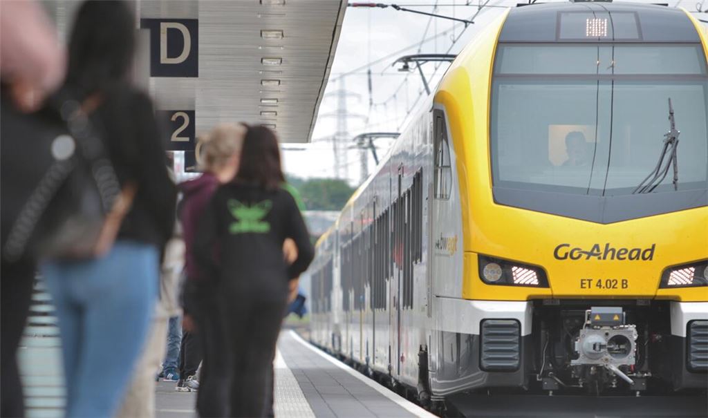 Ein IRE des Betreibers Go-Ahead beim Halt am Bahnhof Mühlacker. Symbolfoto: Archiv