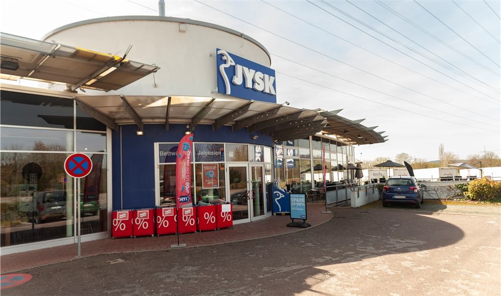 Ein Immobilienmakler sucht für die Zeit ab September dieses Jahres einen neuen Mieter für eine große Ladenfläche in einem Fachmarktzentrum an der Vetterstraße in Mühlacker. Mit einem ähnlichen Foto, das das Geschäft von Jysk zeigt, wird dazu im Internet ein Exposé beworben. Jysk betont jedoch auf Nachfrage: „Wir bleiben drin.“ Fotos: Fotomoment