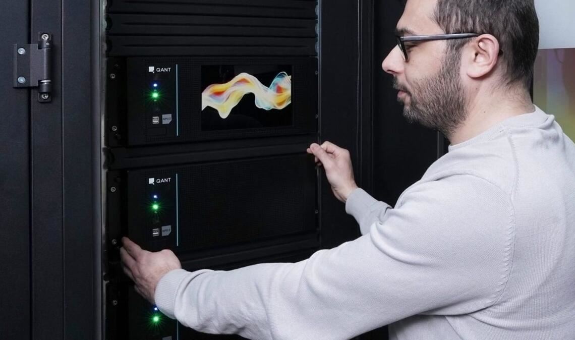 Ein Ingenieur des Leibnitz-Rechenzentrums in München arbeitet mit dem photonischen Prozessor der zweiten Generation von Q.ant. Die Kooperation mit Ionos soll den Weg in kommerzielle Rechenzentren ebenen.