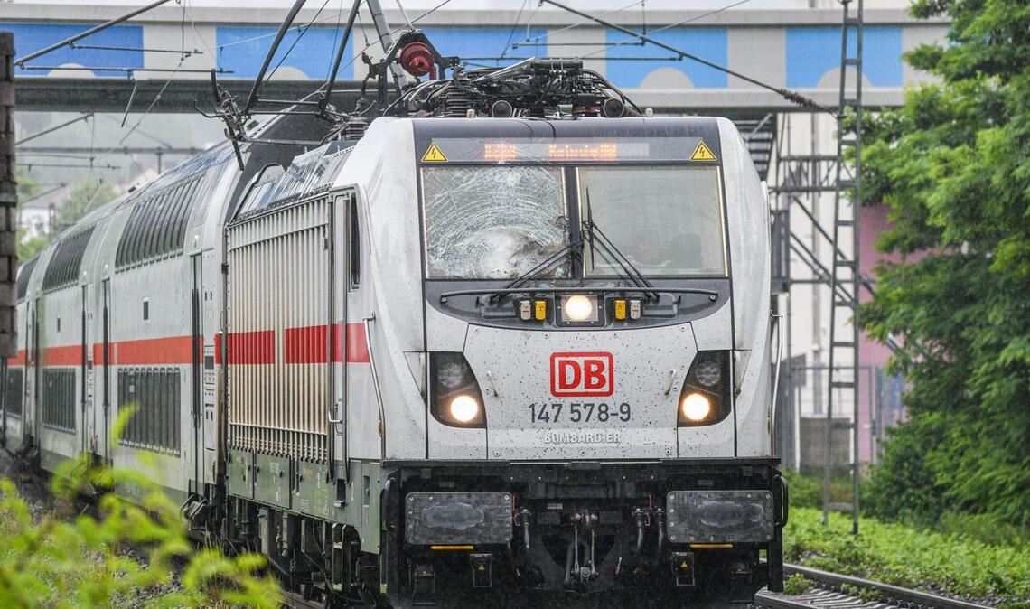 Ein Intercity steht auf freier Strecke, nachdem eine Oberleitung auf den Zug gefallen war.
