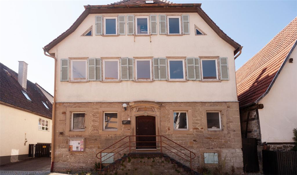 Ein Interessent ist abgesprungen, die Baulast ein Streitpunkt: Das Pfarrhaus in Lienzingen wird wohl noch länger leer stehen. Foto: Archiv