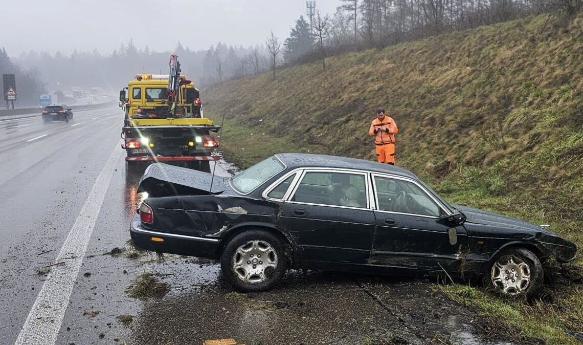 Ein Jaguar-Fahrer rutscht auf der A8 von der regennassen Straße. Foto: Myroshnichenko