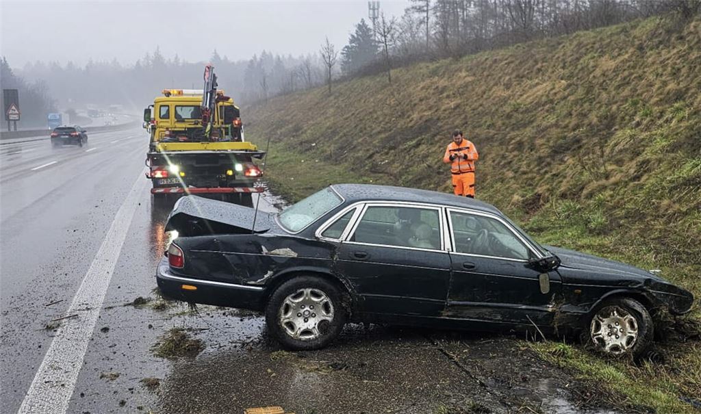 Ein Jaguar-Fahrer rutscht auf der A8 von der regennassen Straße. Foto: Myroshnichenko