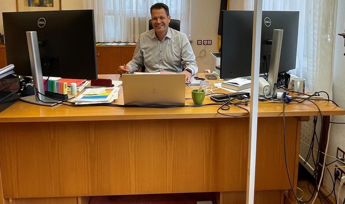 Ein Jahr arbeitete Bürgermeister Aaron Treut am für ihn aufgebockten Schreibtisch seines Vorgängers. Dann leitete er eine Modernisierung seines Büros ein. Fotos: Stadt Maulbronn